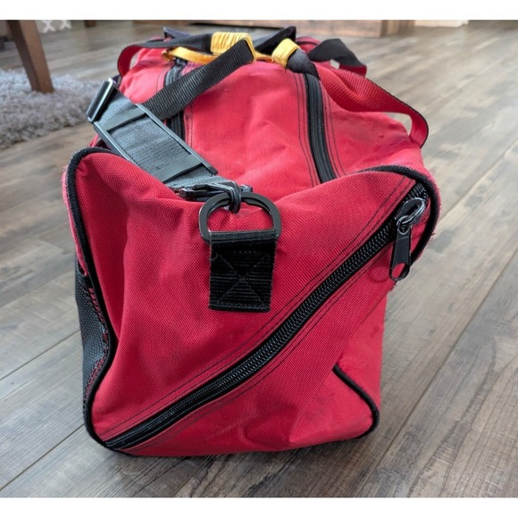 Vintage 90s Marlboro Adventure Team Duffle Bag Red Black Travel Gym Gear Large - Picture 5 of 16